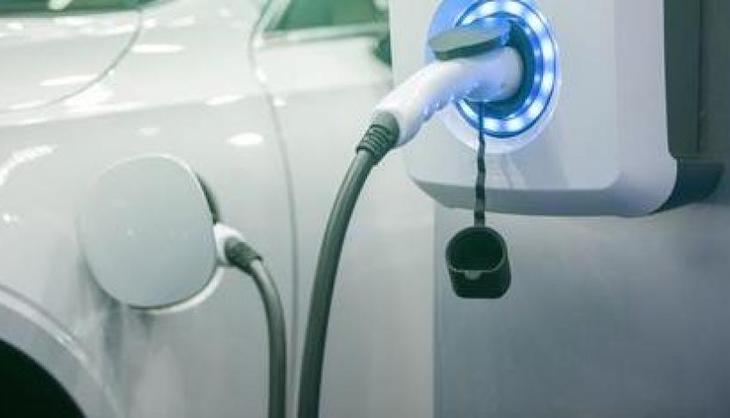 Las nuevas etiquetas de la DGT deben proteger a los coches eléctricos e híbridos enchufables