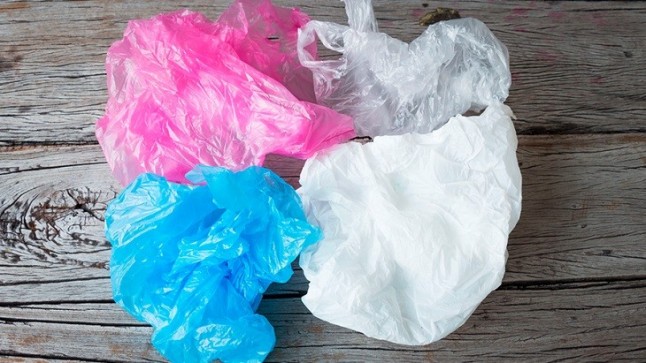 Acción de Greenpeace en la Gran Vía por el fin definitivo de las bolsas de plástico