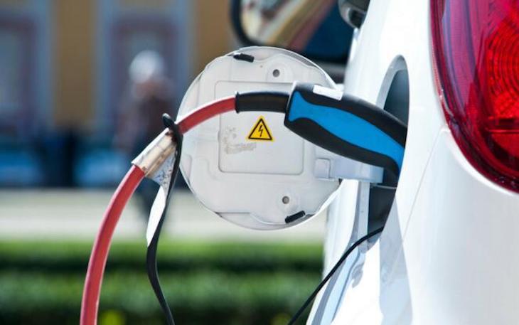 Un coche eléctrico emite de media un 33% menos CO2 que uno de gasolina o diésel