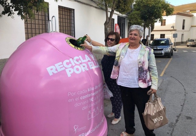 Instalan 20 contenedores rosas en Palma para fomentar el reciclaje de envases de vidrio y visibilizar el cáncer de mama