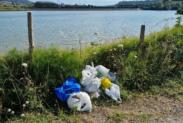 Asturias. Basura embalse de San Andrés de los Tacones en Gijón