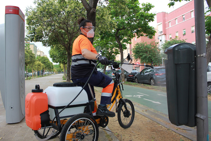 Sevilla ‘implementa’ triciclos eléctricos adaptados para desinfectar los contenedores de basura