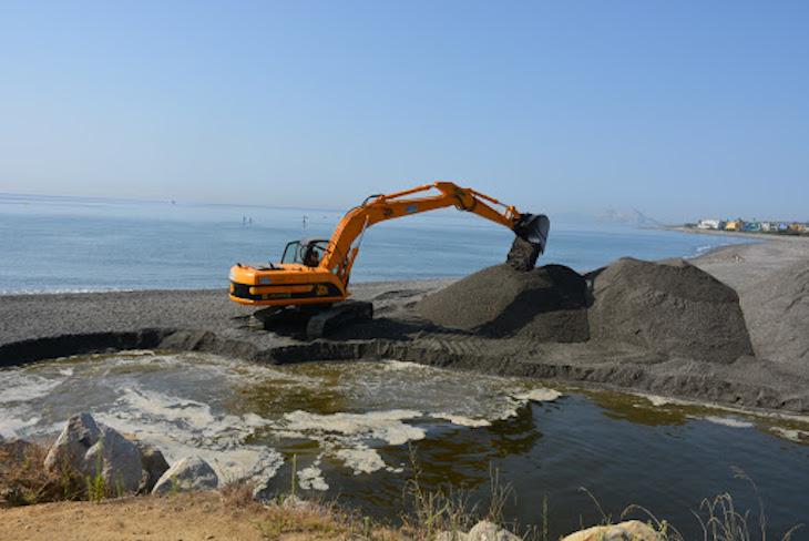 Reabren la bocana del río Guadiaro ‘ante la narcolepsia de otras administraciones’
