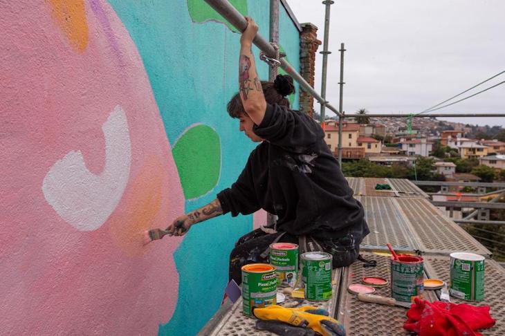 Chile. Mon Laferte pinta mural apoyando campaña de Oceana para terminar con los plásticos de un solo uso