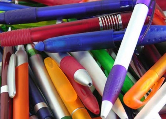 Estudiantes de un instituto de Las Palmas de Gran Canaria recogen una tonelada de instrumentos de escritura inservibles