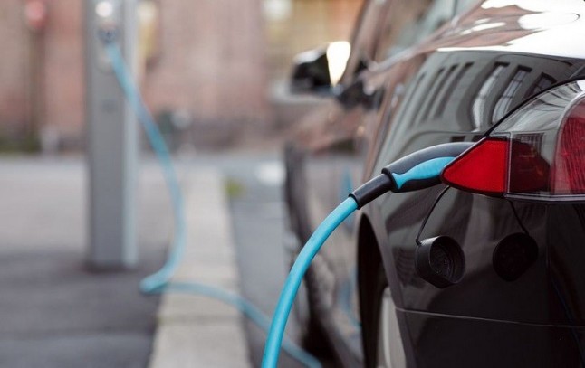 PSOE y Podemos pactan un plan de larga duración en ayudas al coche eléctrico