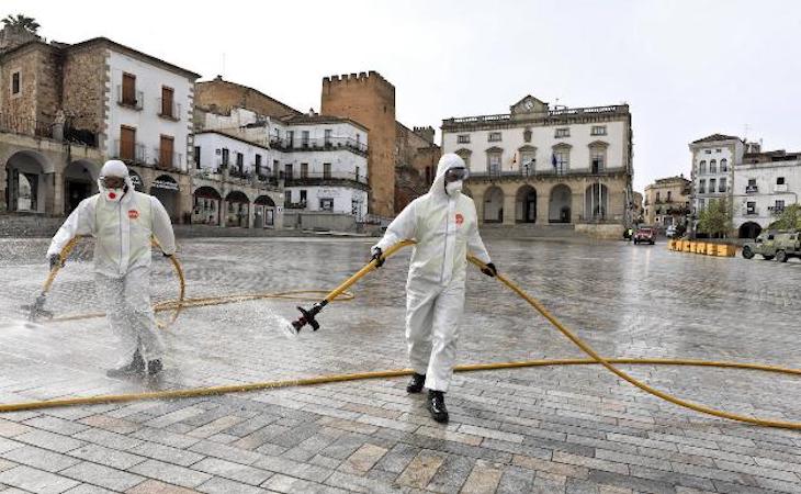 La UME desinfecta las principales calles y espacios públicos de Cáceres