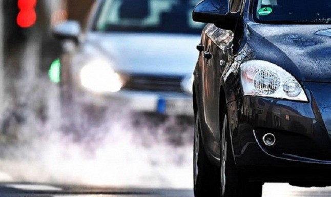 La CEOE califica de perverso el anuncio de prohibir la venta de coches contaminantes