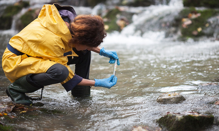 Un corcho magnético permite eliminar residuos acuáticos contaminantes
