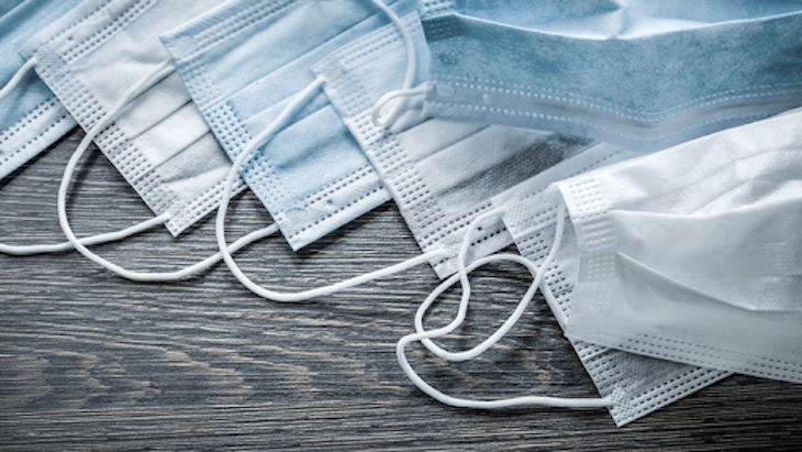 Los guantes y mascarillas siempre deben ir al cubo naranja