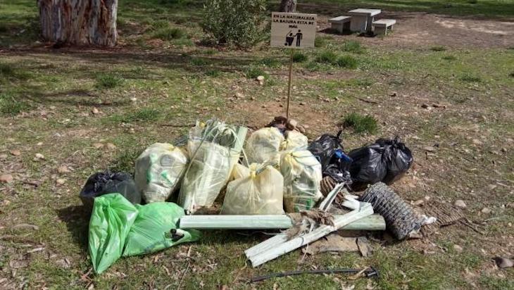 Cuarenta alumnos de Mérida recogen 25 kilos de basura dentro de una tarea de concienciación y educación ambiental