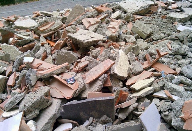 En Mallorca exigen que se retiren los residuos y material de obra abandonado en el Castell dAlaró