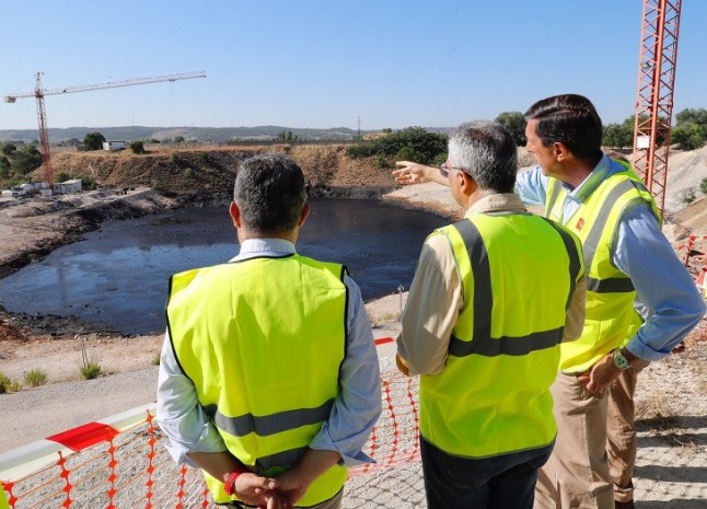 La limpieza de la Laguna del Aceite de Arganda tardará al menos tres años más para extraer los residuos contaminantes