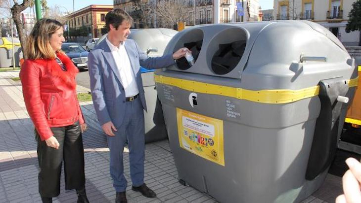 Sevilla renueva contenedores en ‘Ronda Histórica’ que facilitan el vertido de residuos y reciclaje