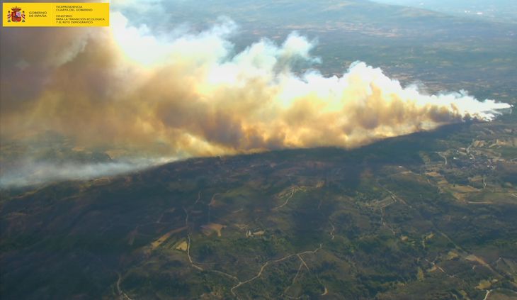El MITECO envía 2 brigadas y 7 aviones para apoyar las tareas de extinción del incendio declarado en Monterrei (Ourense)