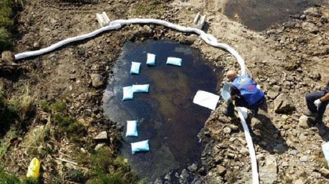 Trabajan para que no llegue al mar un vertido de fuel registrado en un riachuelo de Rianxo (A Coruña)