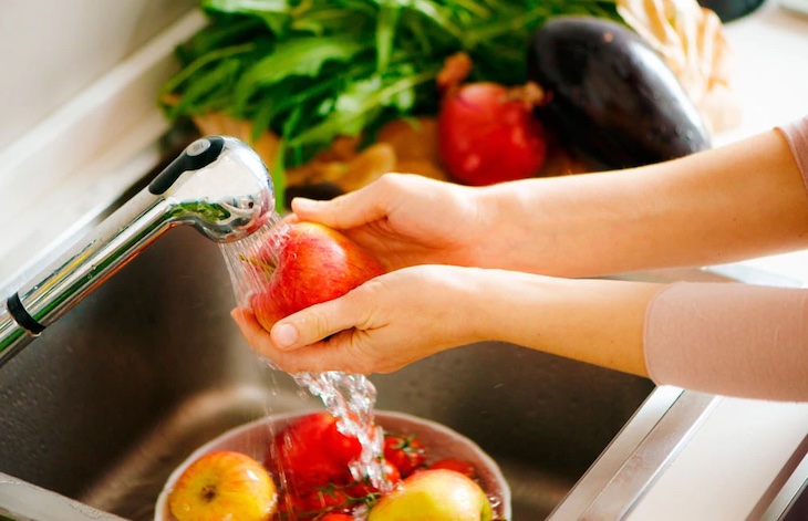 Solo con lavar la fruta y la verdura no es suficiente para eliminar los residuos de pesticidas