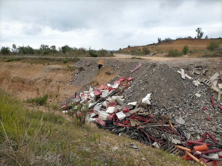 Asturias. Tiran los residuos del polígono de Bobes en Siero sin control