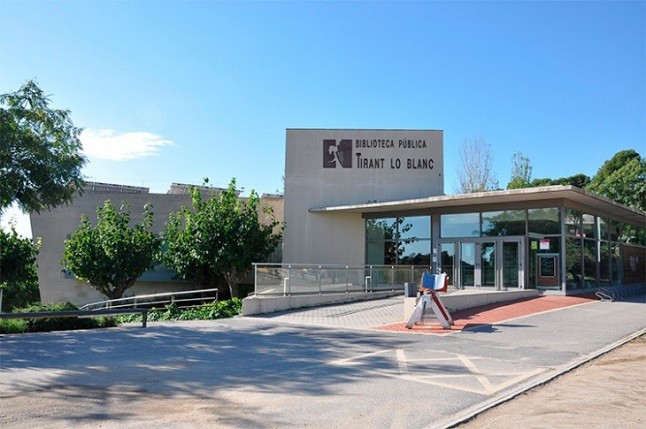 Qué hace la batería de un coche eléctrico en una biblioteca