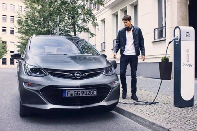 Los españoles ven una buena alternativa en el coche híbrido o eléctrico