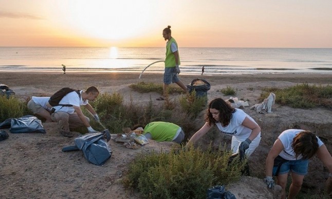 Recogen miles de litros de residuos en Guardamar