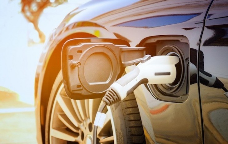 El objetivo de alcanzar 100.000 puntos de recarga para coches eléctricos en España es factible sin tanta burocracia