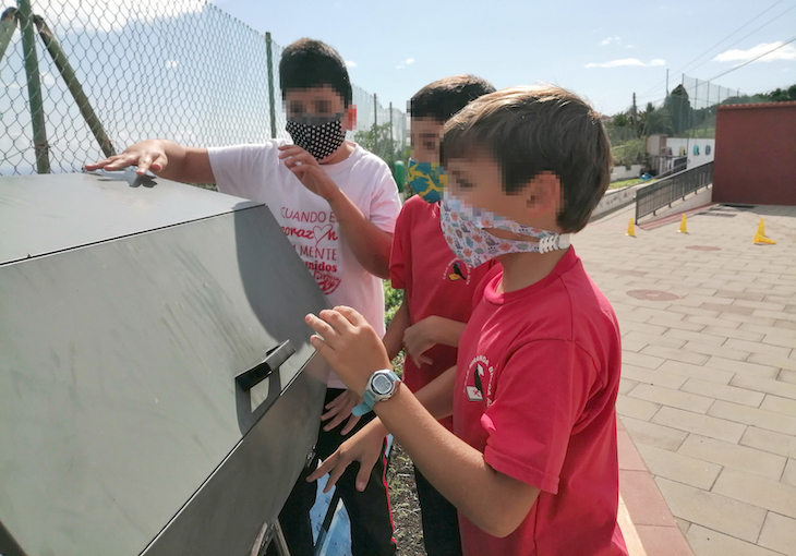 El Consorcio de Servicios de La Palma distribuye composteras en 18 centros educativos de la isla
