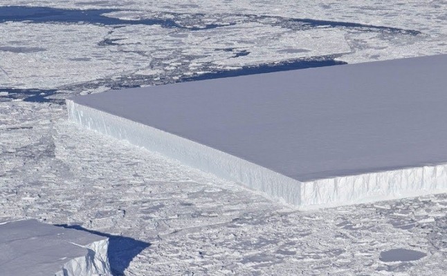Sorprendente iceberg rectangular aparece en la Antártida