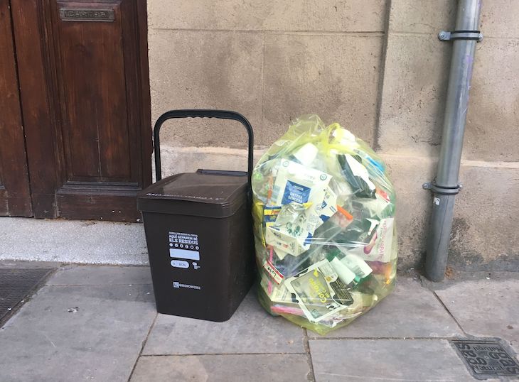 Desencuentros a cuenta del sistema de recogida de residuos puerta a puerta en Sant Andreu (Barcelona)