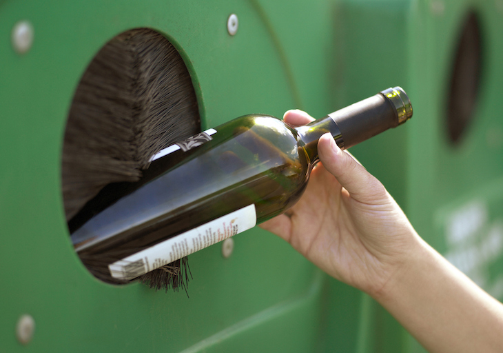 El Ayuntamiento de Málaga entrega más de 2.200 cubos de reciclaje de vidrio a hosteleros de forma gratuita