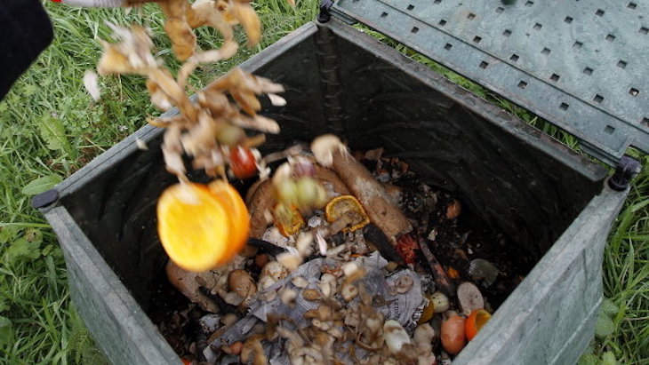 El compostaje doméstico se extiende a 30 nuevas viviendas de Burela (Lugo)