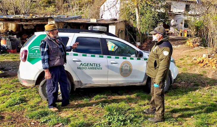 Los agentes de Medio Ambiente de Andalucía asesoran durante la alarma por COVID-19 a personas que viven aisladas en el campo