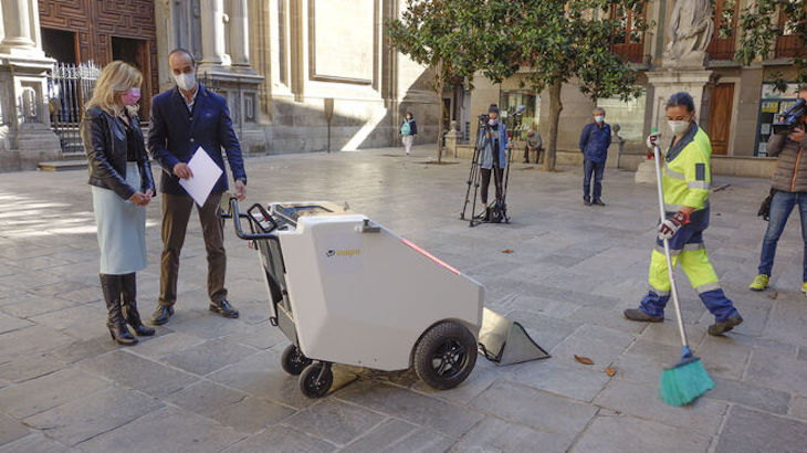 Granada incorpora el primer carro de limpieza eléctrico con GPS