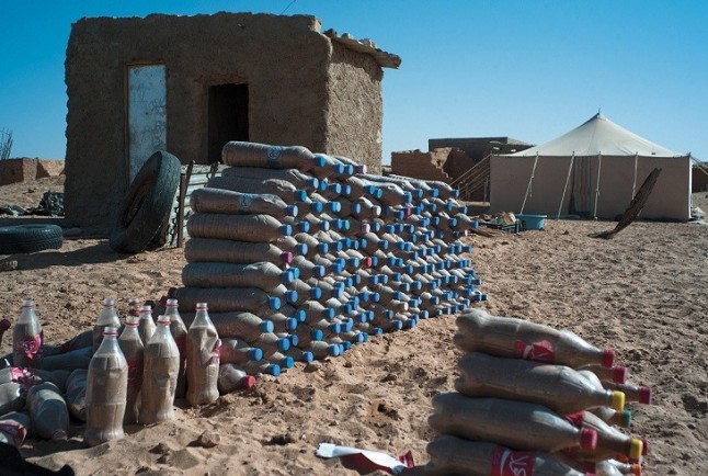 Casas construidas con botellas de plástico para los refugiados saharauis en Tinduf