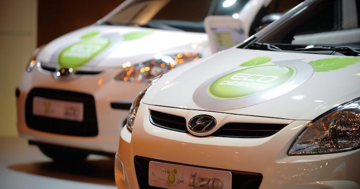 El ‘camarote de los hermanos Marx’ repleto de etiquetas de los coches