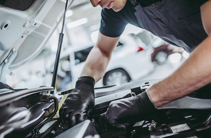 Si no usas el coche por el COVID-19 te recomendamos: desconectar la batería y sobreinflar los neumáticos