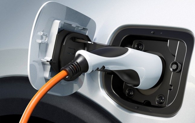 Los coches híbridos no pueden circular por carriles reservados de Sevilla pese al nuevo reglamento