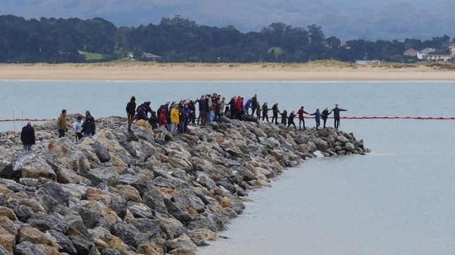 Una cadena humana protagoniza la cuarta protesta contra los diques de la Magdalena
