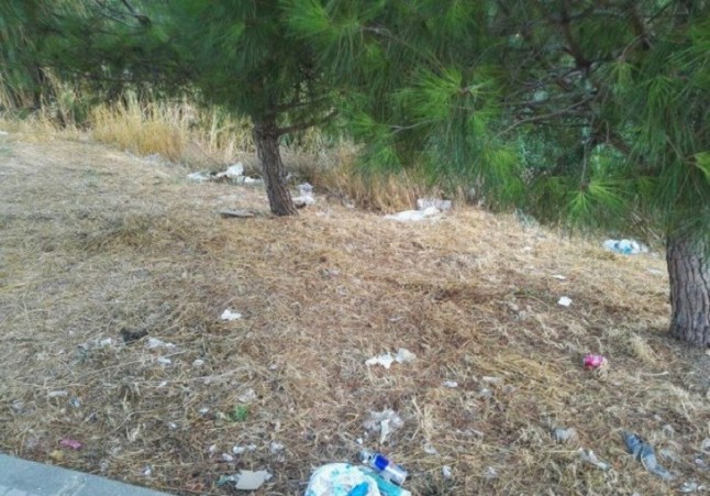 Se denuncia el estado de los arcenes junto al río Pícaro en Algeciras