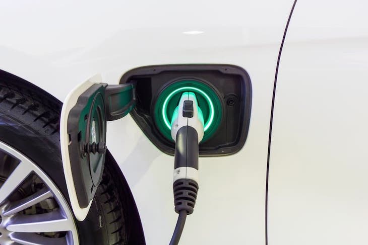 El coche eléctrico tiene dos problemas: por una parte los puntos de carga insuficientes y el segundo el precio