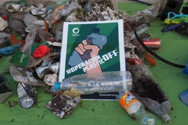 Amics de la Terra Mallorca limpia varias playas y torrentes de Palma y critica el abandono de envases de un solo uso