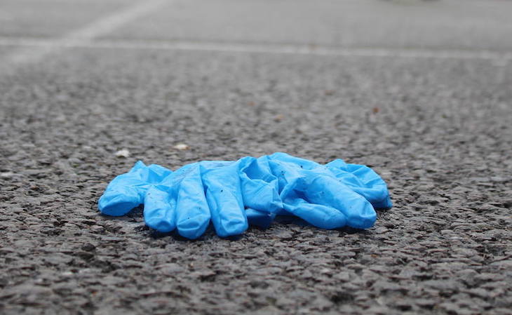 Abandonar guantes y mascarillas en el medio ambiente es una ‘gravísima’ irresponsabilidad