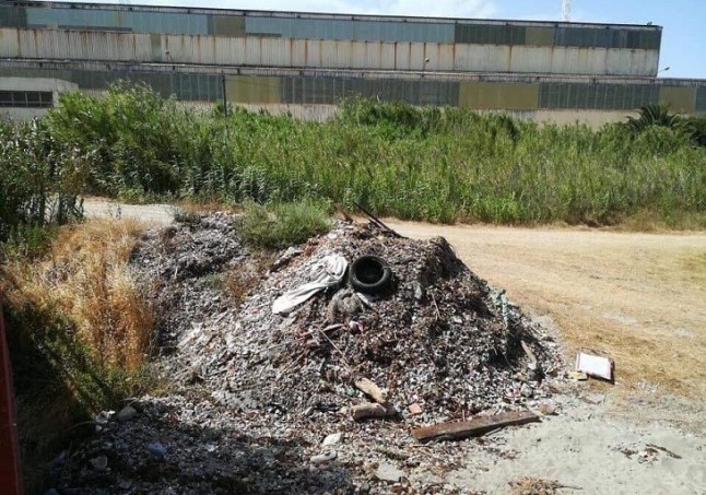Gran cantidad de residuos cerca de la Calle Punta Mala en Campamento (Campo de Gibraltar)