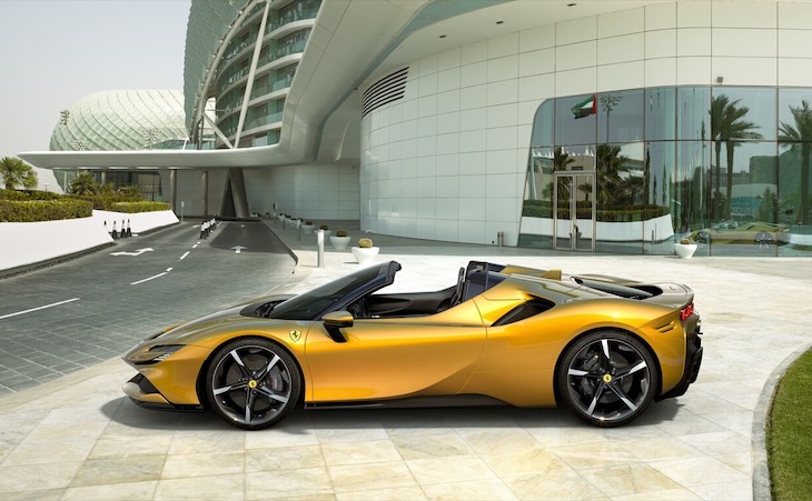 Ferrari sorprende con el SF90 Spider su primer descapotable híbrido enchufable