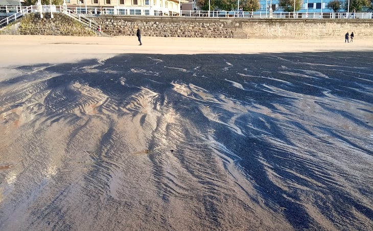 Asturias. No para de llegar carbón a la playa de Gijon