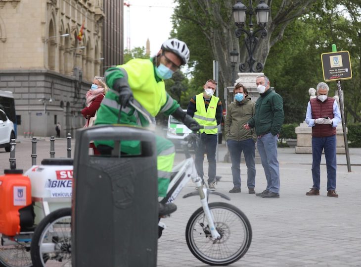El Ayuntamiento de Madrid prueba un triciclo eléctrico para la desinfección de papeleras