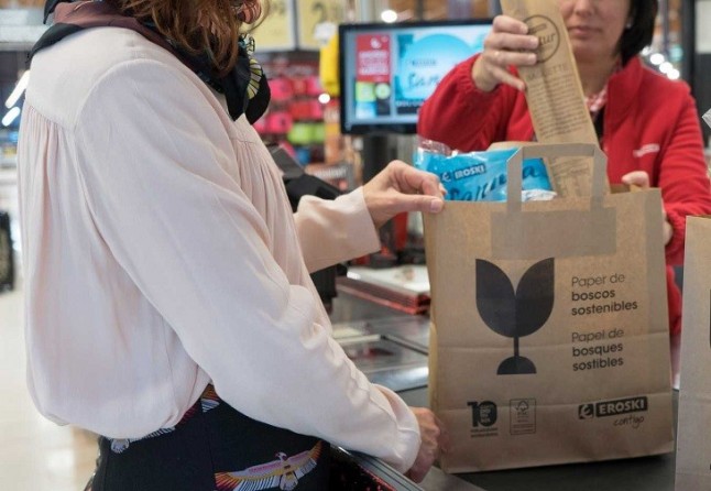 Eroski incorpora una nueva bolsa de papel como alternativa a la de plástico de un solo uso