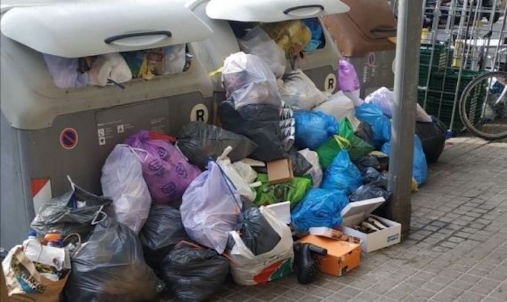 Junts pide a Colau detener la recogida de residuos puerta a puerta en Sant Andreu