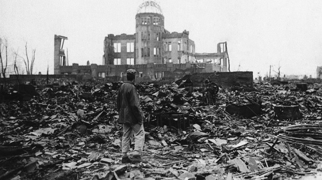 Escombros atómicos de Hiroshima mezclados con arena de playa