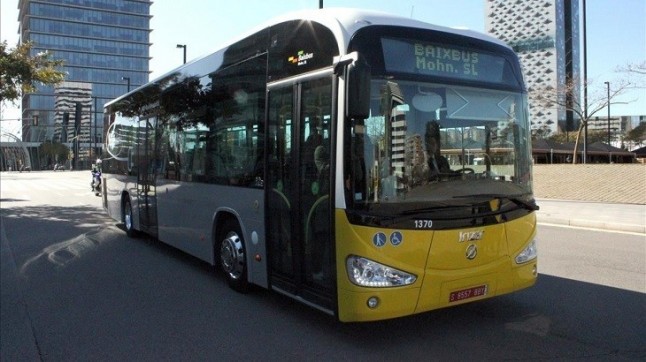 El AMB estrena 30 nuevos autobuses híbridos en LHospitalet de Llobregat